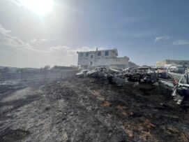 Zjarr i madh në afërsi të një pompe derivatesh në Suharekë, digjen disa vetura në një autoservis