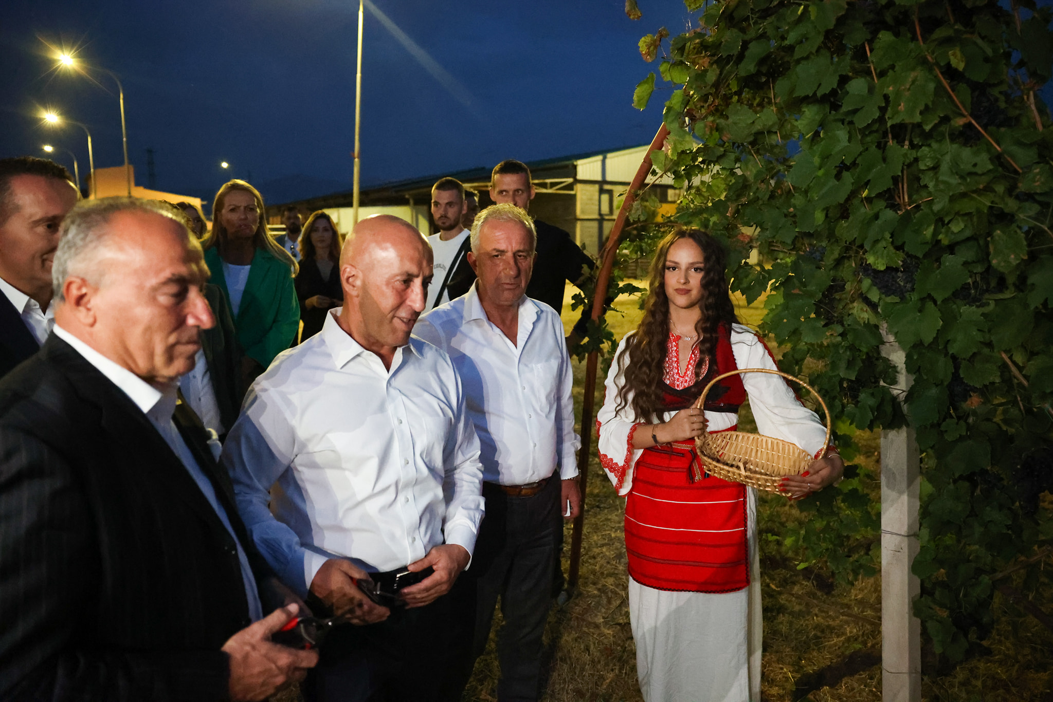 Në përmbyllje të festivalit të kulturës dhe verës “Festari”, Haradinaj shijon rrushin e Suharekës