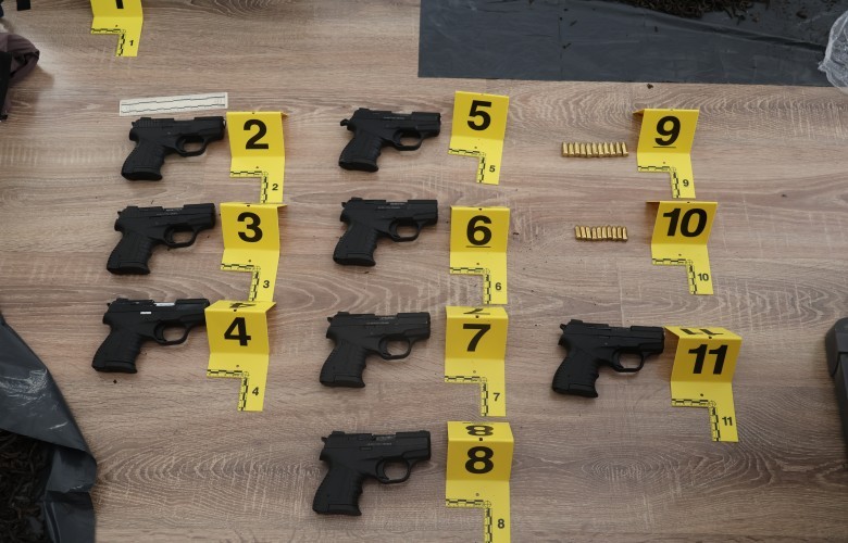 Çantën plotë me armë tenton ta dërgojë në Gjermani, arrestohen dy persona
