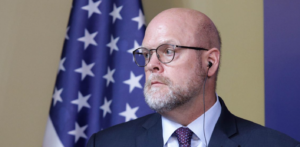 Ambasadori amerikan: Asociacioni pa kufizime mund të bëhet diçka problematike