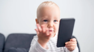 Pse koha para ekranit mund të dëmtojë zhvillimin e foshnjave