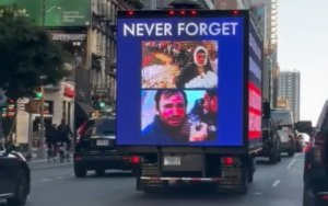 VIDEO – Në rrugët e Nju-Jorkut shfaqen fotografi të luftës së fundit në Kosovë