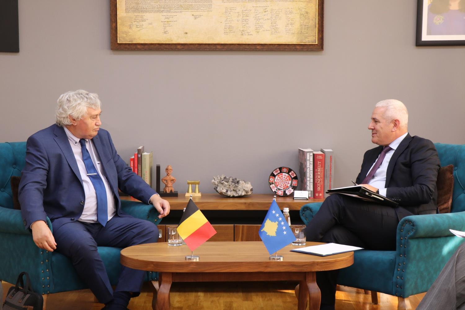 Ministri Sveçla priti në takim Drejtorin e Përgjithshëm të Zyrës për Migrim në Bruksel Freddy Roosemont