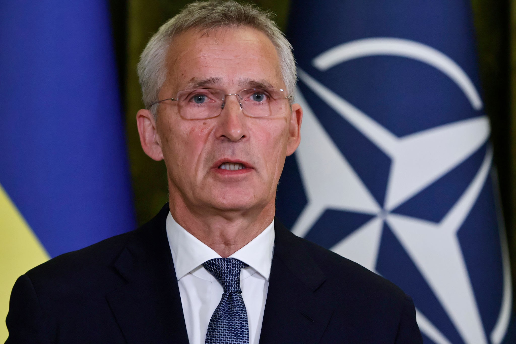 Sekretari i Përgjithshëm i NATO-s u bën thirrje evropianëve të rrisin prodhimin e armëve