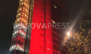 Ndërtesa e Qeverisë së Kosovës ndriçohet në të kuqe