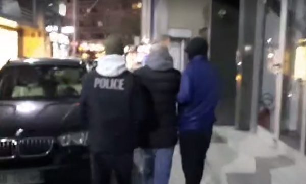 Arrestohet një person gjatë bastisjes në argjendarinë në Prishtinë që lidhet me grabitjen e arit në Suharekë