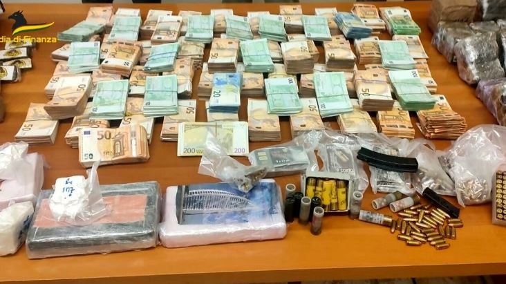 Itali, policia godet bandën shqiptaro-rumune, sekuestrohen mbi 100 kg drogë dhe mbi 600 mijë euro