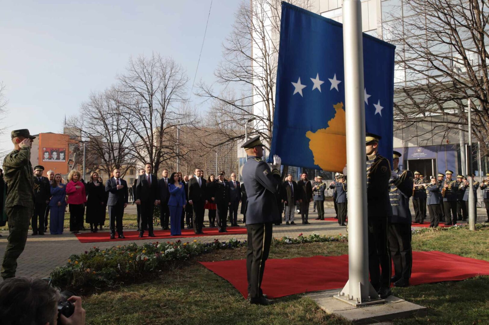 Garda Ceremoniale e FSK-së ngrit flamurin shtetëror