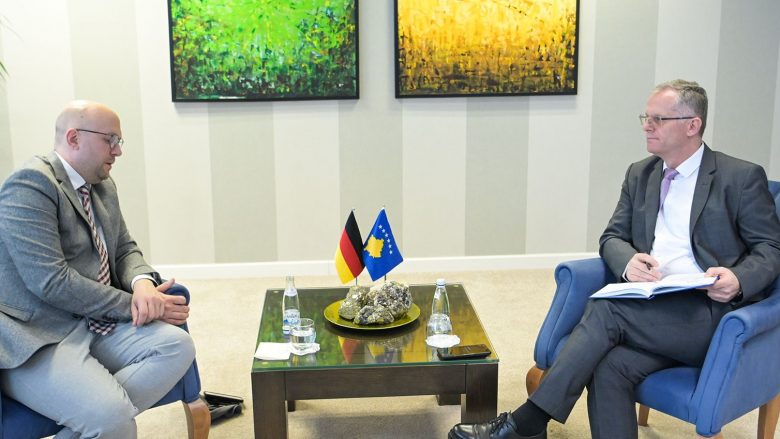 Kosova e vlerëson partneritetin e ngushtë me Gjermaninë, Bislimi kërkon heqjen e masave ndëshkuese