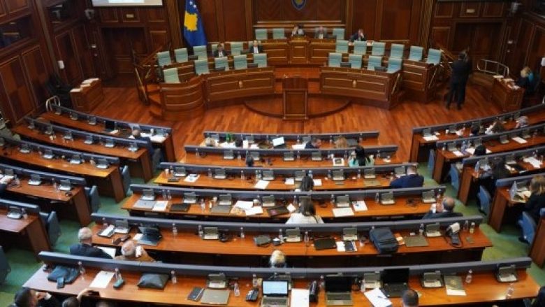 Kuvendi voton Remzie Zeqirajn komisionere parlamentare për FSK-në