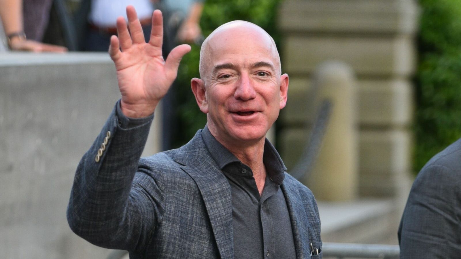 Jeff Bezos do të shesë 50 milionë aksione të Amazonit