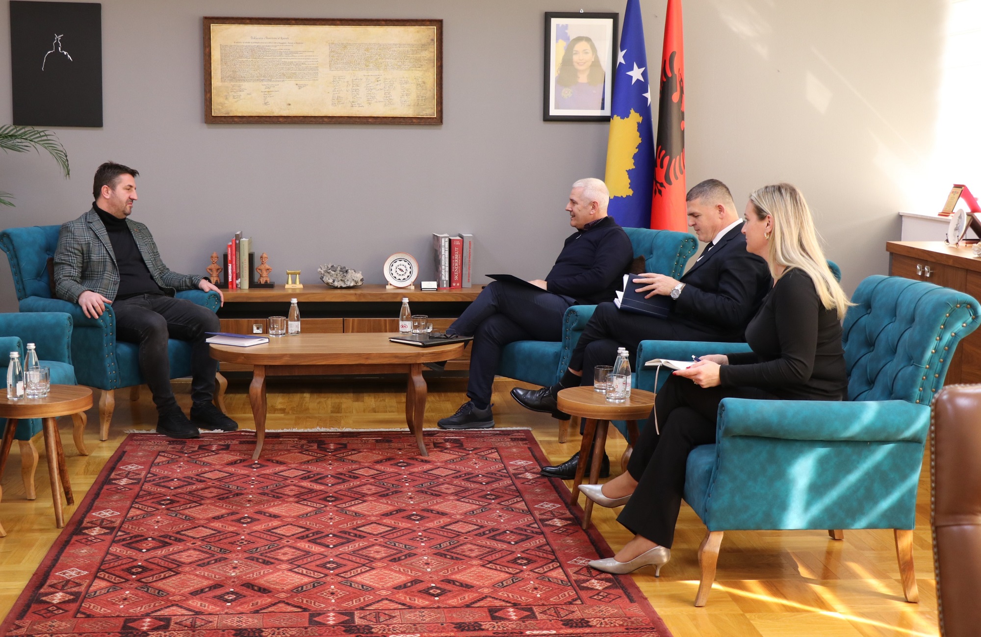 Sveçla pret në takim Drejtorin e Institutit të Krimeve të kryera gjatë luftës në Kosovë
